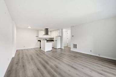 Main picture of 650 Lake St