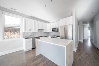 Main picture of 562 W 18th St