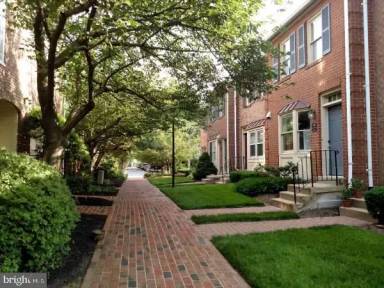 Main picture of 1196 N Vermont St