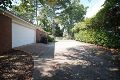 Main picture of 352 Meadow Ridge Dr