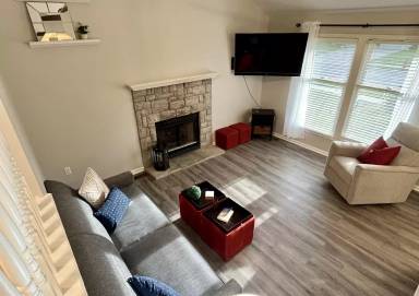 Main picture of 10225 N Main St