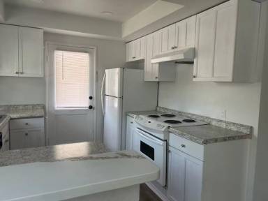 Main picture of 587 W Pine St