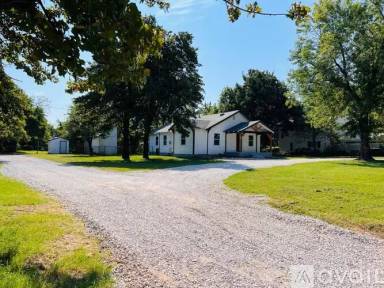 Main picture of 608 S Friendly Rd