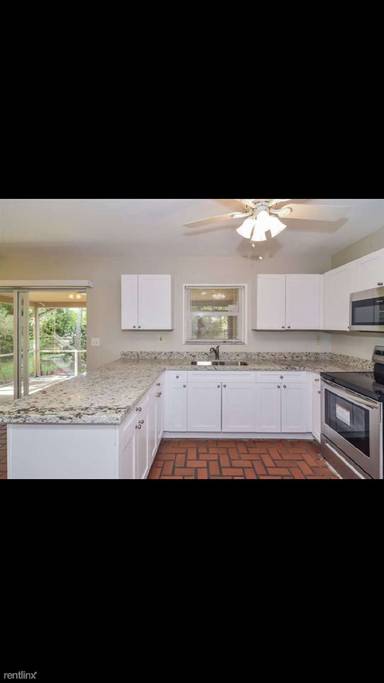 Main picture of 101 Avocado Rd