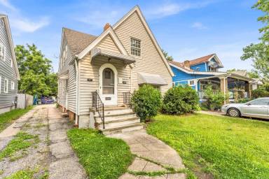 Main picture of 3842 W 133rd St