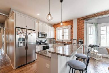 Main picture of 2154 N Delaware St