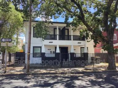 Main picture of 202 W Oak St