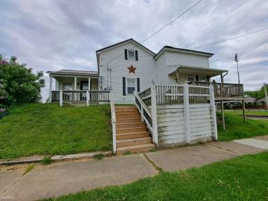 Main picture of 240 E 8th St