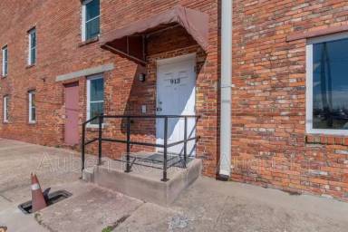 Main picture of 913 Walker St
