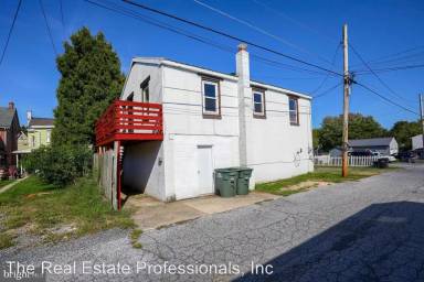 Main picture of 624 W 1st St