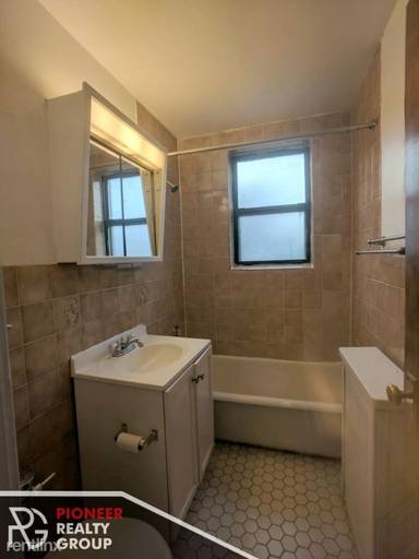 Main picture of 739 W Belmont Ave