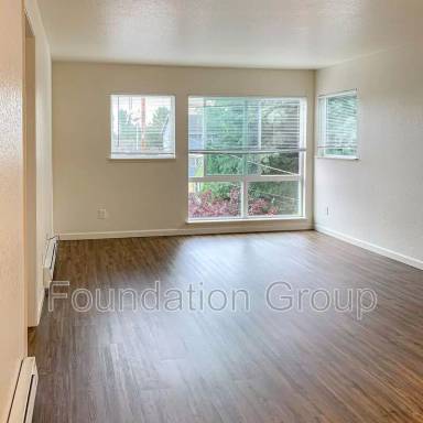 Main picture of 910 N 104th St