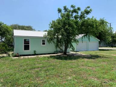 Main picture of 737 Webb St