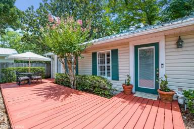 Main picture of 304 W King St