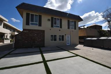 Main picture of 5922 Woodman Ave