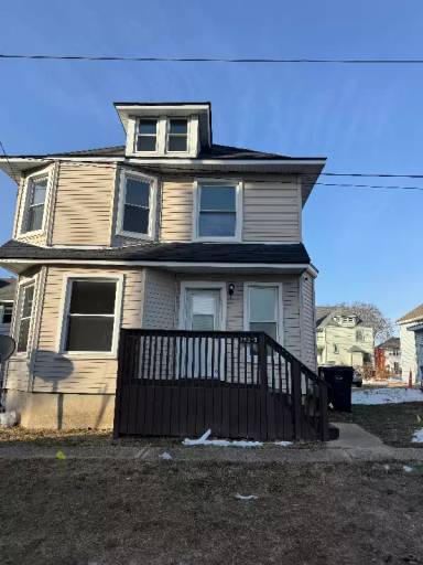 Main picture of 325 W Grand Ave