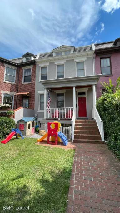 Main picture of 1015 Maryland Ave NE
