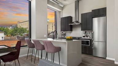 Main picture of 933 W Washington Blvd