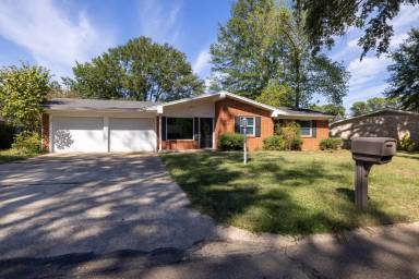 Main picture of 4004 Honeysuckle Ln