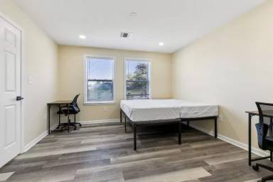 Main picture of 2416 Dante St