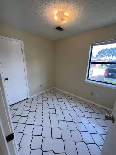 Main picture of 685 Jill Ln