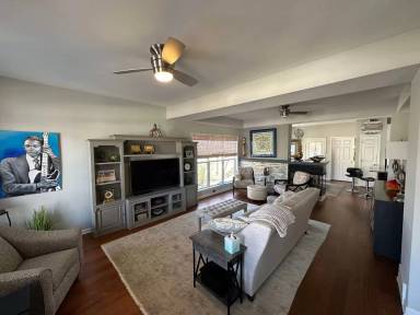 Main picture of 1050 Island Pl E