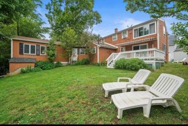Main picture of 40 Lake St