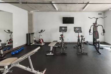 Main picture of 3218 N Clark St