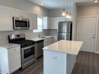 Main picture of 855 E Main St