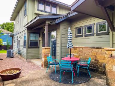 Main picture of 936 E 54th St