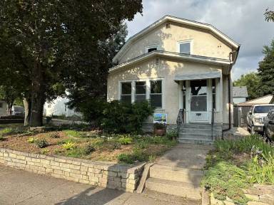 Main picture of 1902 Quincy St NE