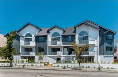Main picture of 1546 S Bundy Dr