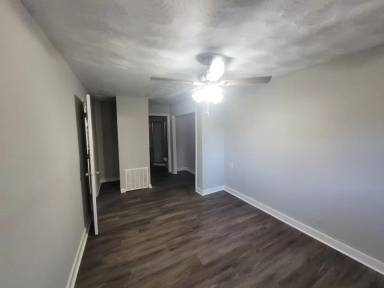 Main picture of 2400 Bell St