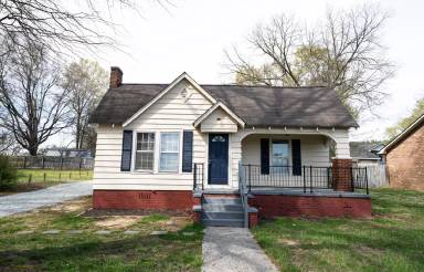 Main picture of 900 S Juniper St