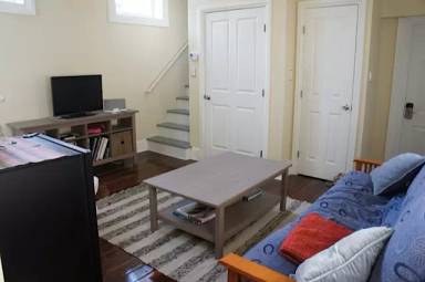 Main picture of 818 Hollins St