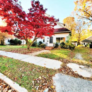 Main picture of 704 Parkway Cir