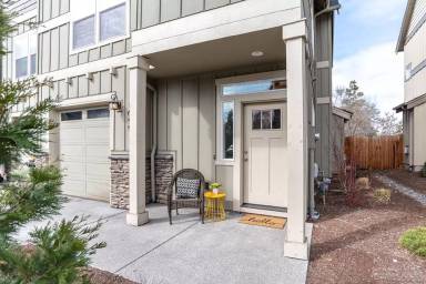 Main picture of 1036 SE Leonel Ln