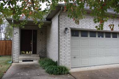 Main picture of 66 E Cydnee St