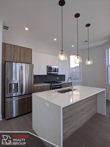 Main picture of 2120 W Belmont Ave