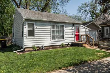 Main picture of 917 3rd St NE