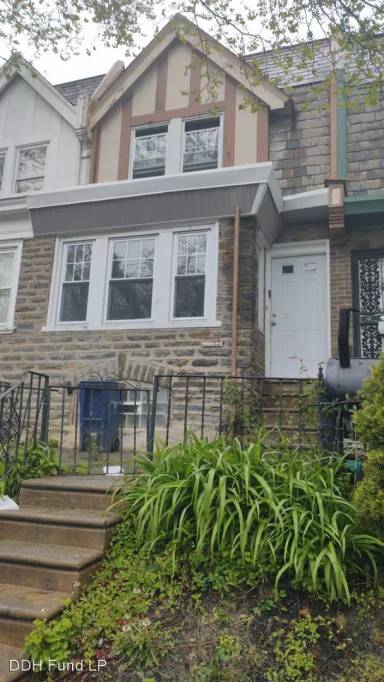 Main picture of 1913 72nd Ave