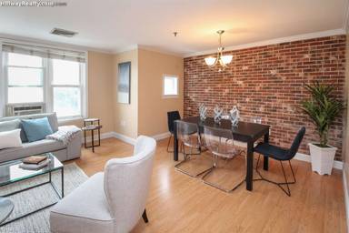 Main picture of 161 W 6th St
