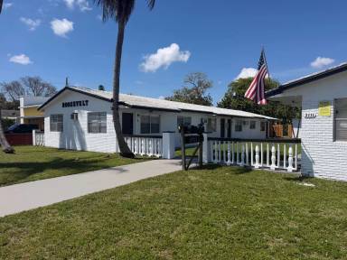 Main picture of 2111 Roosevelt St