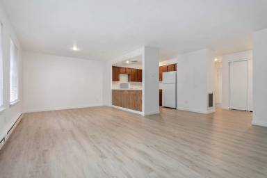 Main picture of 2728 W Maplewood Ave