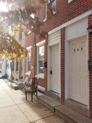 Main picture of 319 S Jackson St