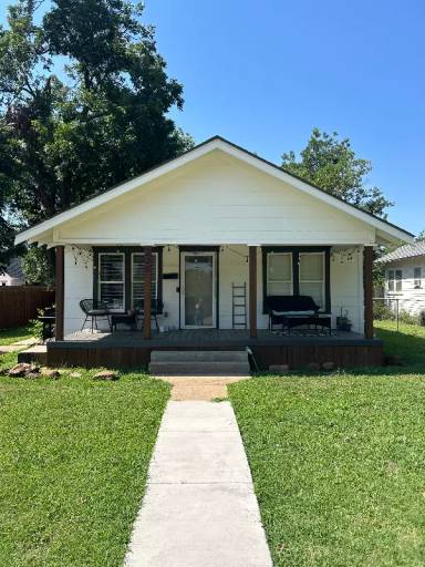 Main picture of 220 W Main St