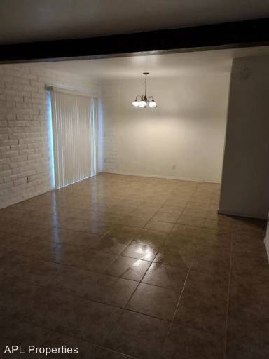 Main picture of 2121 N Bell Ave