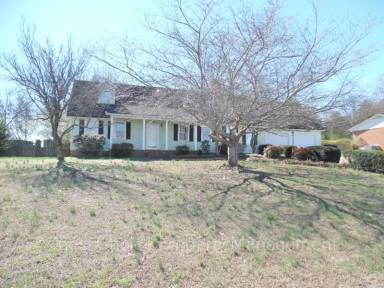 Main picture of 210 Woodfield Dr