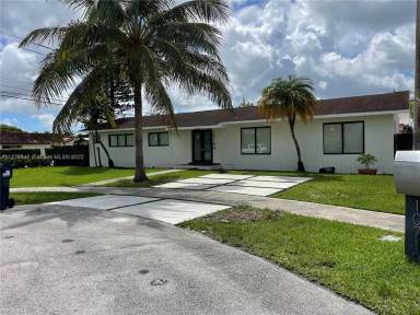 Main picture of 10700 SW 68th St