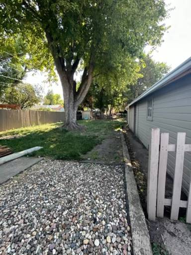 Main picture of 1529 E 8th St